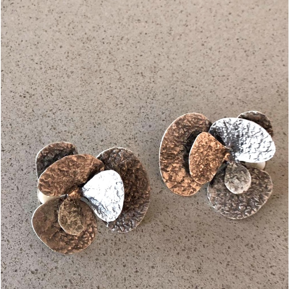 Bendistaki flower earrings